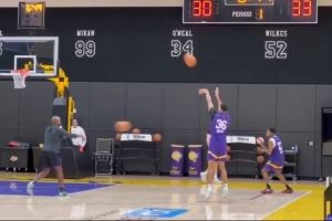 要重返NBA吗？达柳斯-贝兹利现身湖人训练馆进行投篮训练